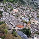 Näkymä Gjirokasterin linnalta kaupunkiin