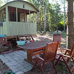 Vihreä vankkuri ja puutarhakalusto