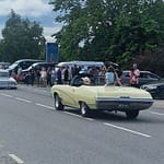 autojono Amerikan autot ajavat letkassa. Etummaisen perä viistää maata