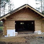 Hirsinen autotalli, josta vielä puuttuu ovi