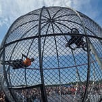 Surmanajajat ajavat pallon muotoisessa häkissä moottoripyörillä