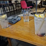 Kaksi GT:tä ravintolapöydällä