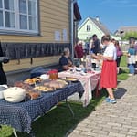 Pitkä myyntipöytä Rannarootsimuseossa Haapsalussa