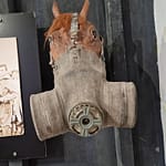 Hevosen pää. Hevosella kaasunaamari bunkkerimuseossa Tiranassa
