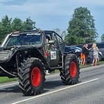 isoauto Monsteriauto ajaa tiellä