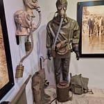 Kaasunaamarisia hahmoja Tiranan bunkkerimuseossa