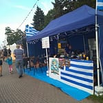 Myyntikoju, jonka etuseinässä on Kreikan lippu