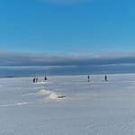 Ihmisiä meren jäällä