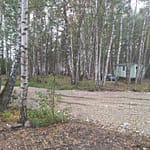 Hiekkatie ja taustalla vihreä lännentyylinen vankkuri