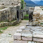 Tie Gjirokasterin linnan pihalla