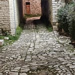 linnavuoren kuja Kapea kuja linnavuorella Beratissa Albaniassa