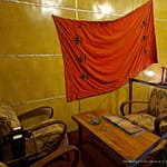 Punainen lippu seinällä Tiranan bunkkerimuseossa