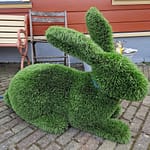 Vihreä jänis ravintolan edessä Haapsalussa