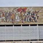 Mosaiikki kulttuuritalon seinässä Tiranassa