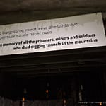 Muistolaatta tunneleita kaivaneille Tiranan bunkkerimuseossa