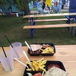 Kaksi ruoka-annosta pöydällä ulkona