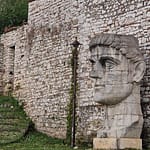 Konstantinus Suuren pää Beratin linnavuorella Albaniassa