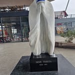 Äiti Teresan patsas Tiranan lentokentällä