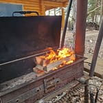 Halot palavat grillissä. Grillin kansi on auki