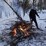 Nainen korkean nuotion takana
