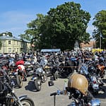 Valtavasti moottoripyöriä pysäköintialueella
