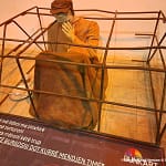 Häkkiin suljettu ihmishahmo Tiranan bunkkerimuseossa