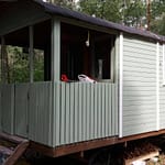 Vihreä, lännentyylinen vankkuri metsän laidassa