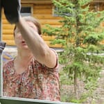 nainen pesee ikkunaa
