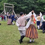 Kansallispukuiset kansantanssijat tanssivat