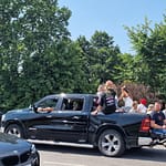 Auto, jonka tavaratila on täynnä ihmisiä