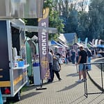 Myyntikojurivistö meren rannassa