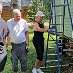 Mies ja nainen vihreän vankkurin edustalla