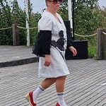 Nainen kävelee esiintymislavalla