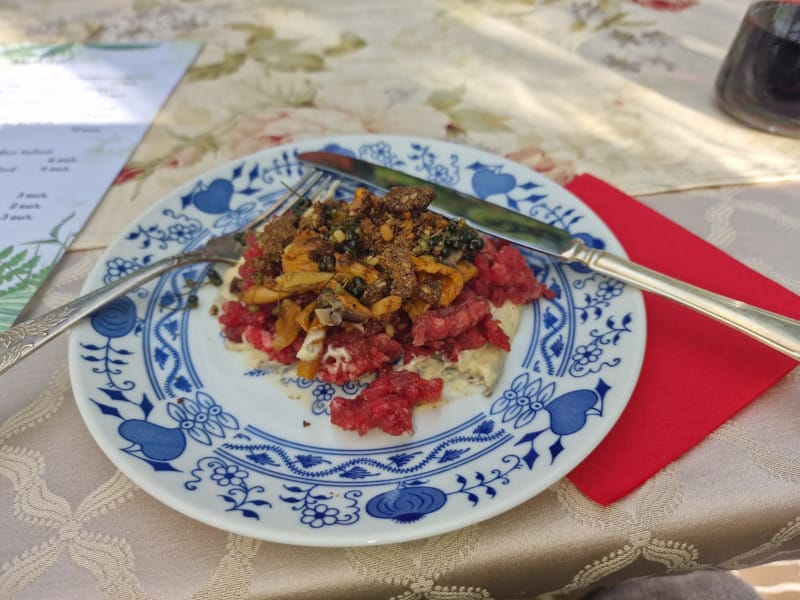 Tartarpihvi lautasella