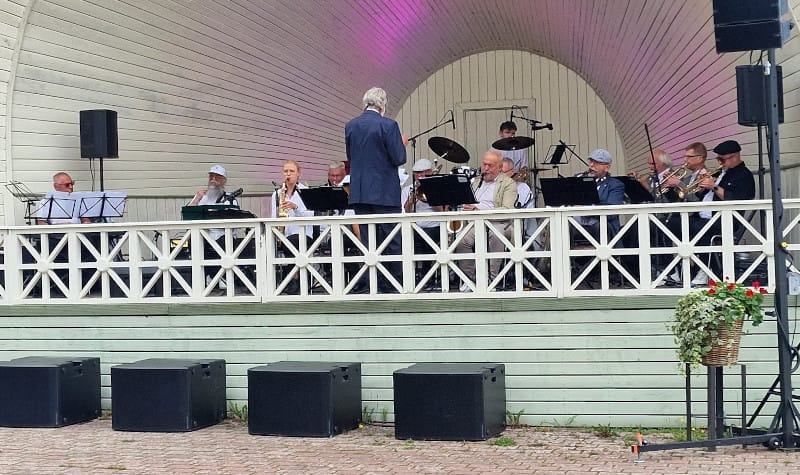 haapsalubigband Haapsalu Bigband esiintyy